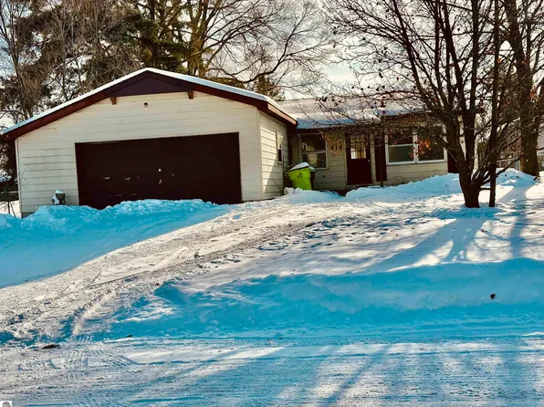 414 Cottage St, Clare, MI 48617
