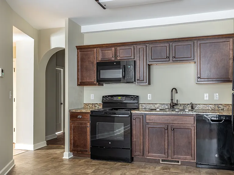 1001 University Ave — Photo 14