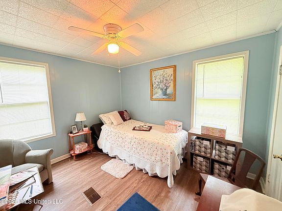 5th image of 2221 Long St