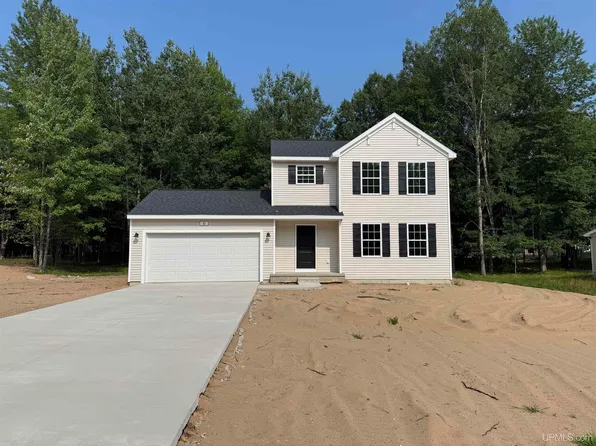41 Tipperary Rd, Gladstone, MI 49837