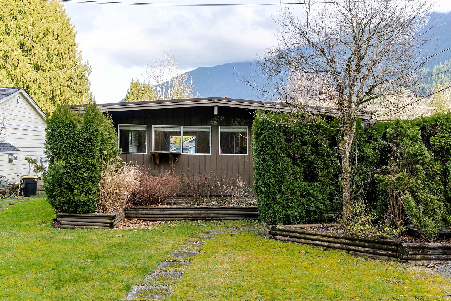 1876 Vera Rd photo 1