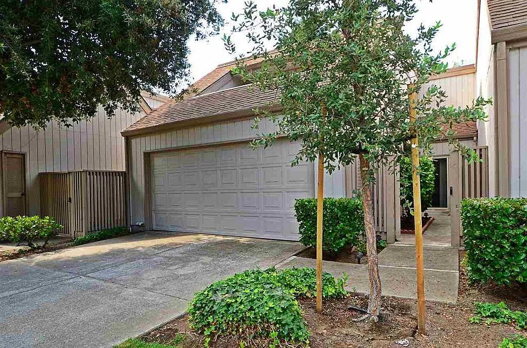 4 bed, 2.5 bath, 2047 sqft, $3,000 — Photo 1