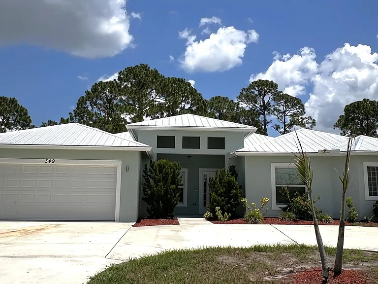 349 SW Dagget Ave — Photo 1