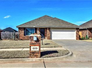 609 E Linden Ln, Mustang, OK 73064