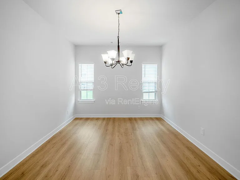 533 Daffodil Ln — Photo 4