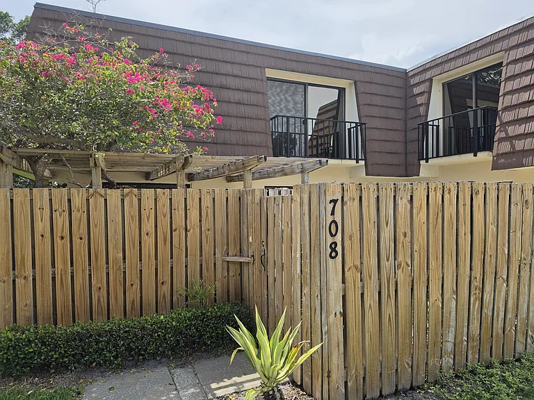 708 7th Ln — Photo 2