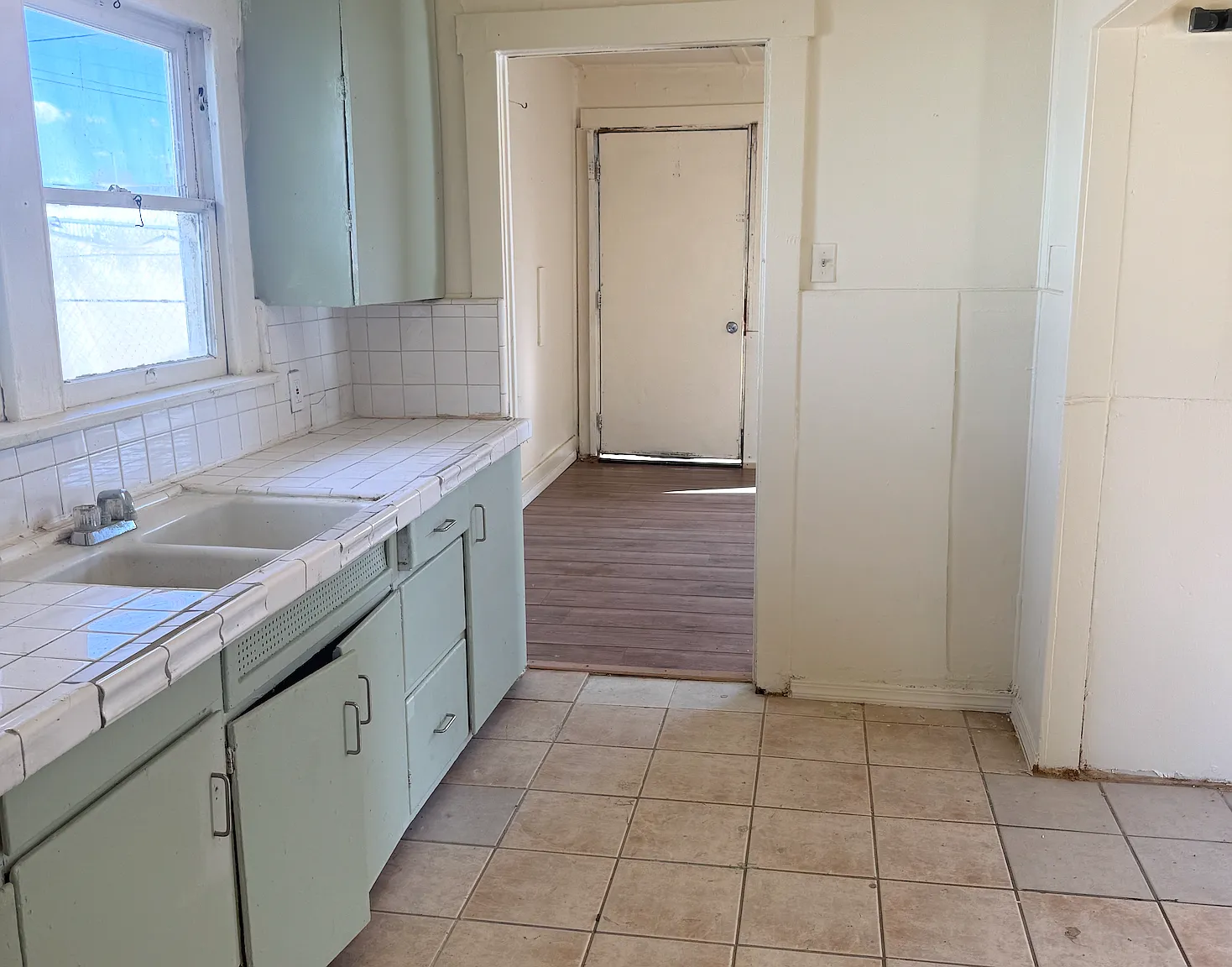 3 bed, 1000 sqft, $2,995 — Photo 4