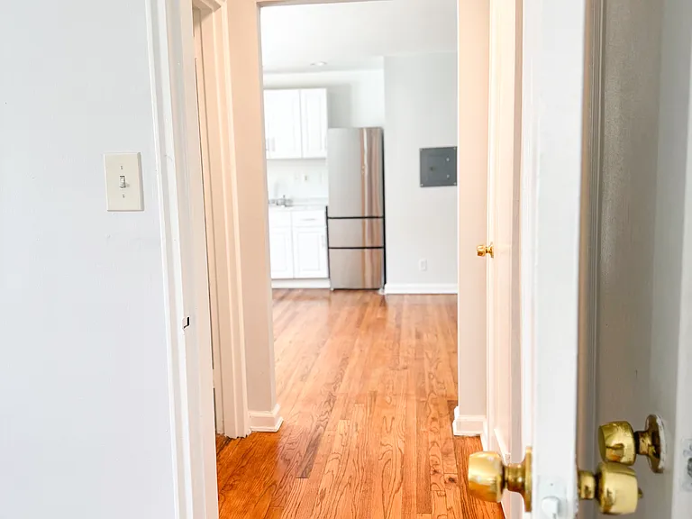 Lexington Garden Apartment — Photo 18