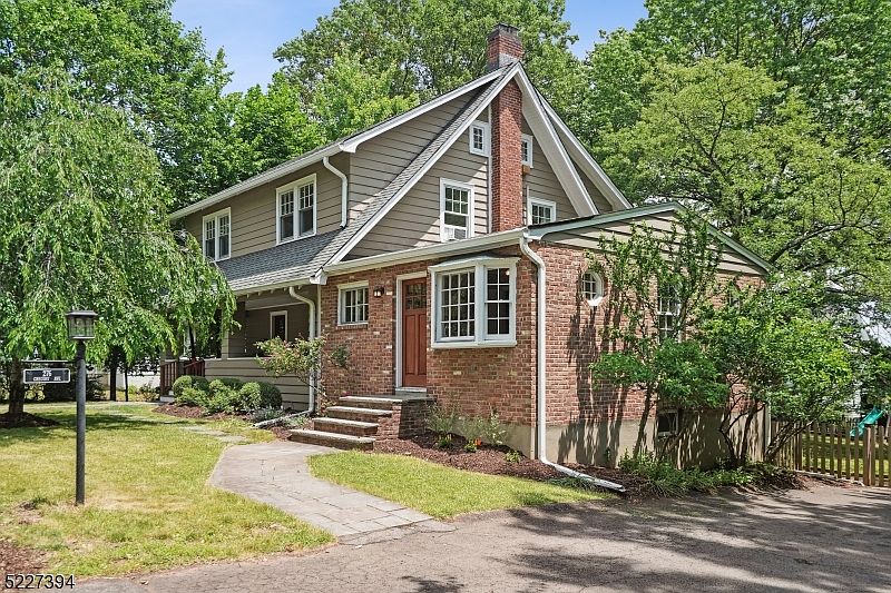 1st image of 276 Gregory Ave
