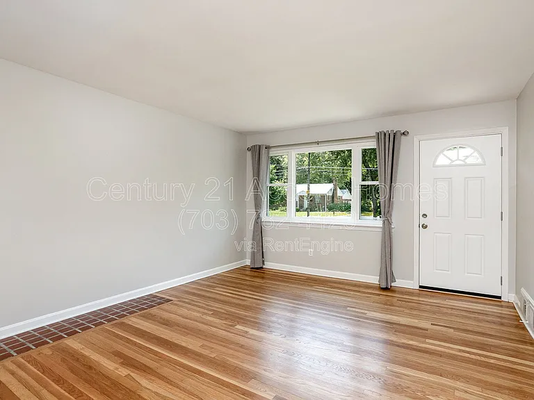 3233 Holly Hill Dr — Photo 8