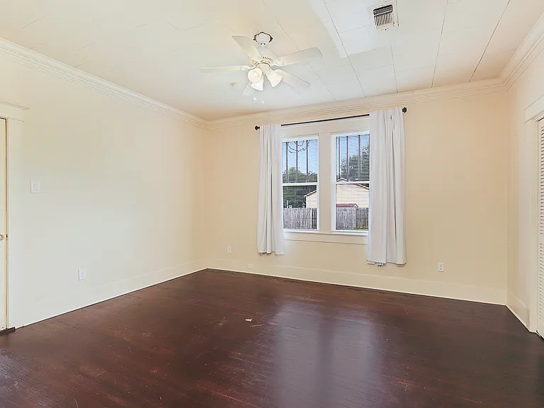 610 Avenue B — Photo 11