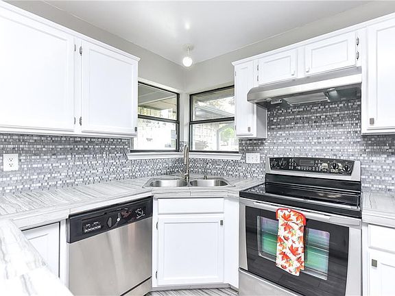 3rd image of 2745 Buna Dr
