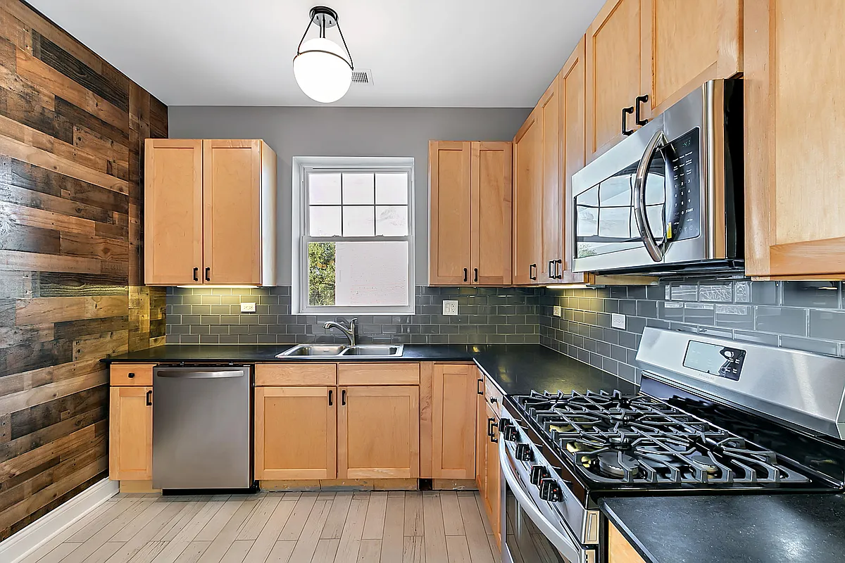 Building Photo - 6156 S Kenwood Ave #1E