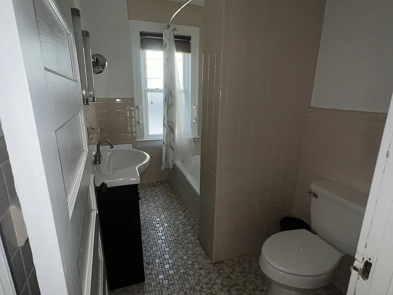 935 Westcott St — Photo 15