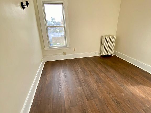 4th image of 729 Helen St #4