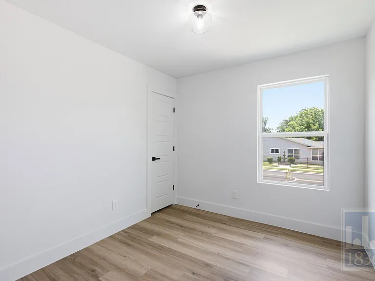 3610 Alexandria Dr — Photo 16