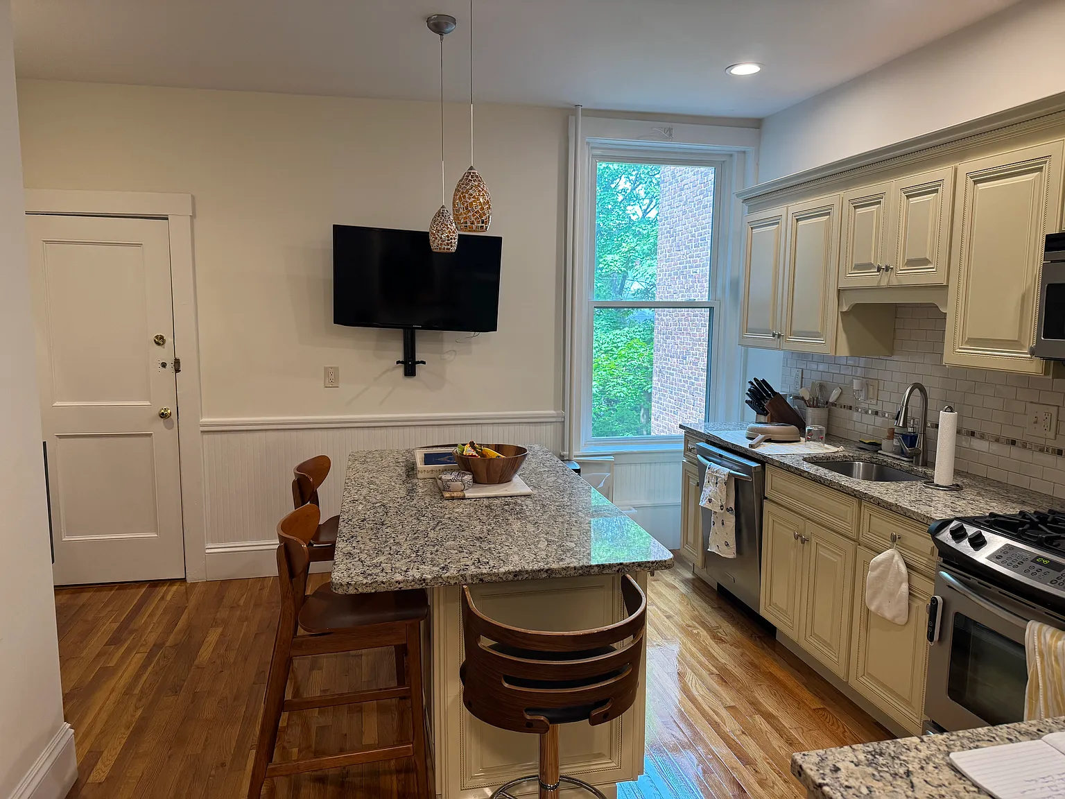 2 bed, 1000 sqft, $3,500 — Photo 2