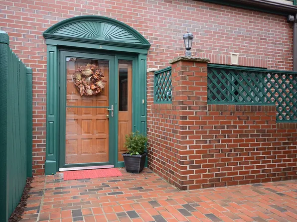 2010 E Windsor Pl, Milwaukee, WI 53202