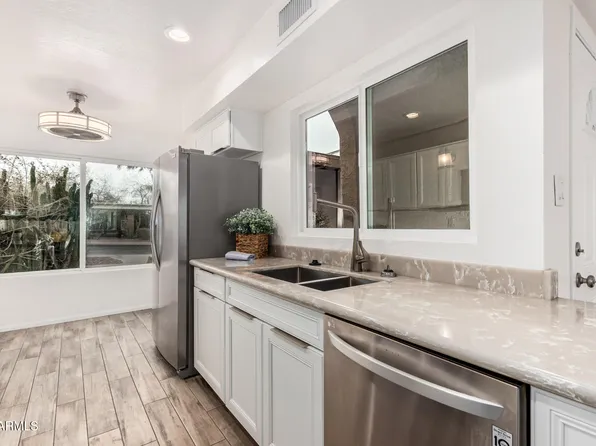 5142 E HOLLY Street, Phoenix, AZ 85008