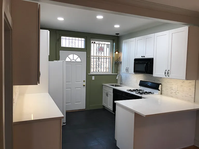 5525 S Blackstone Ave #3S — Photo 2