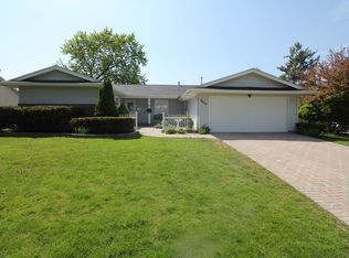 1000 W Glenn Trl, Elk Grove Village, IL 60007