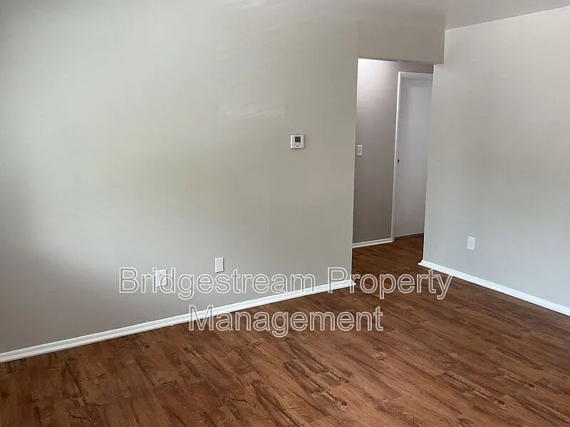 2 bed, 1.0 bath, $950 — Photo 3