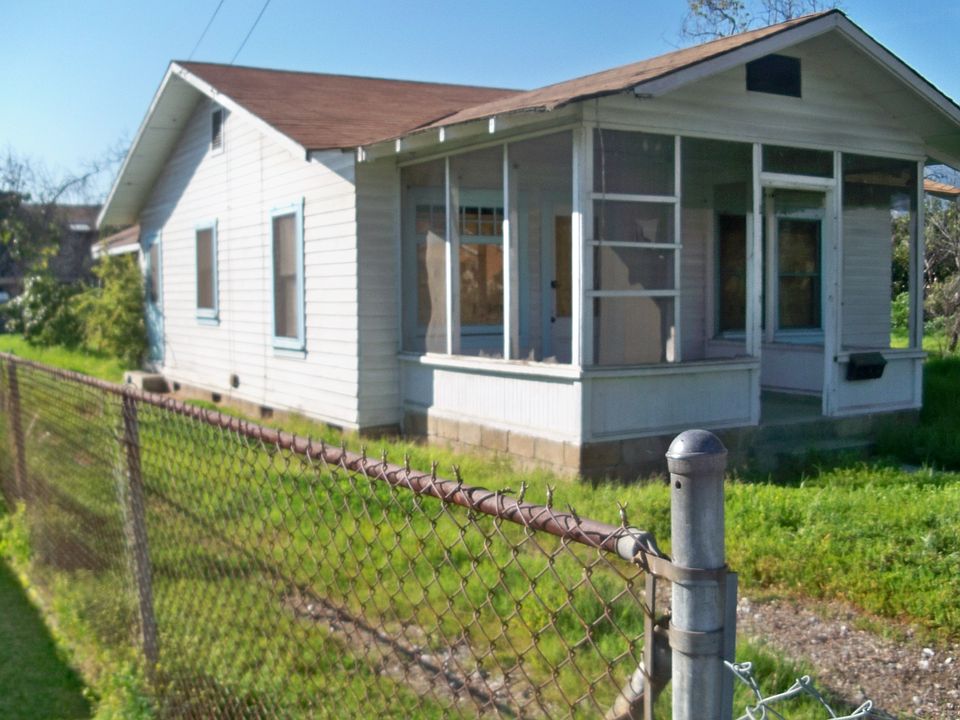 House on lot faces East