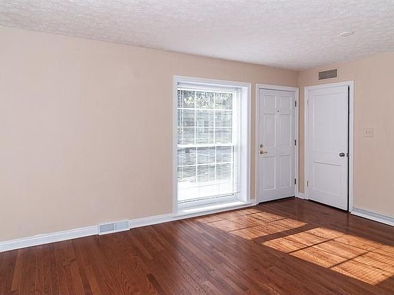 3rd image of 5525 Indianola Ave