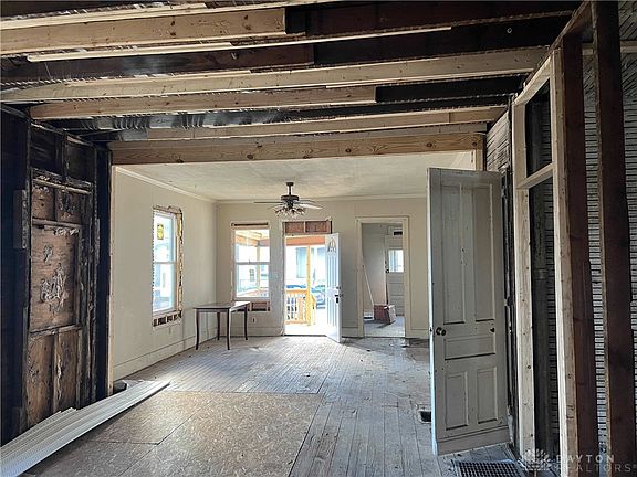 4th image of 33 Erie Ave