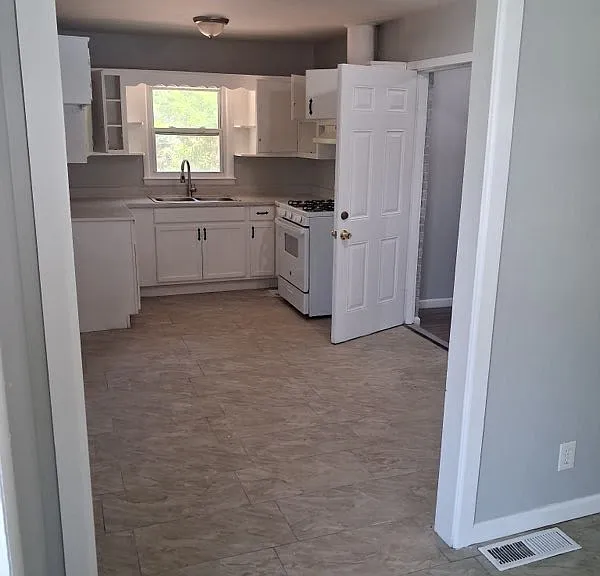 4314 Hendrix Dr — Photo 3