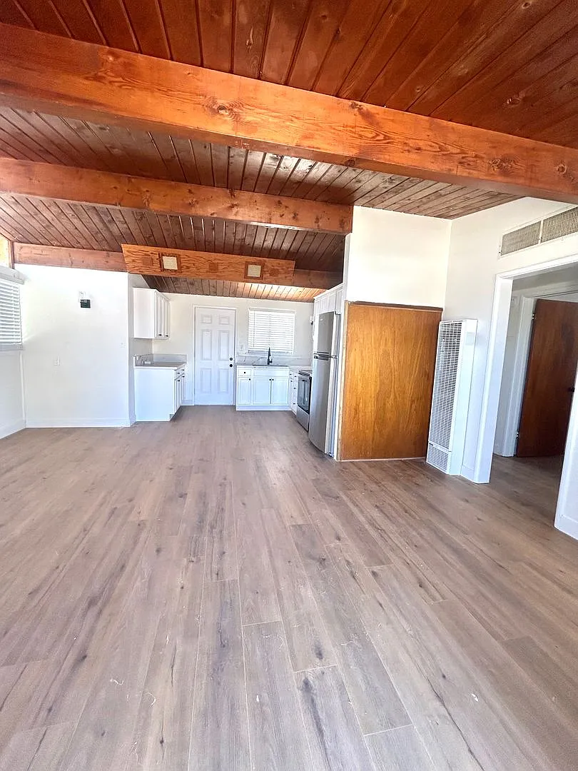 Eclectic 2 Bedroom 1 Bathroom Home — Photo 3