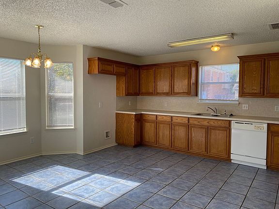 5th image of 900 Beaufort Ct