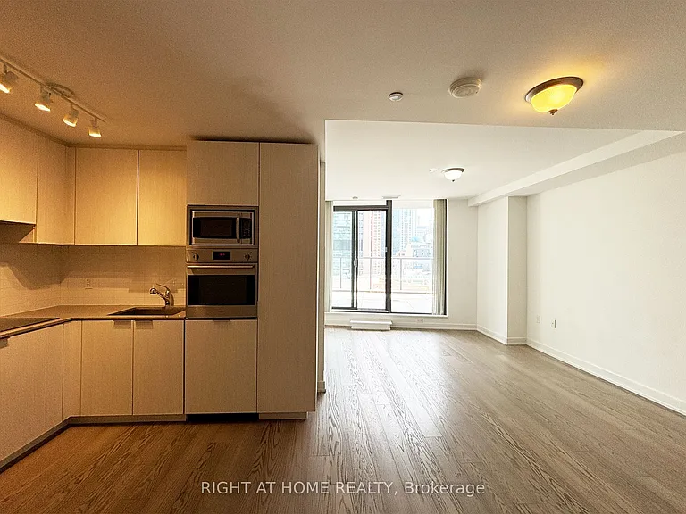 11 Wellesley St W #606 — Photo 1