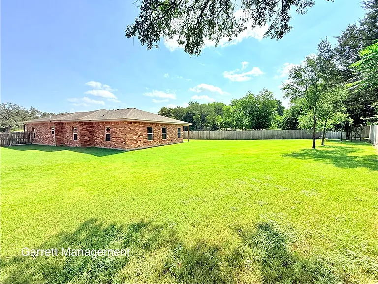 828 Elijah Ln — Photo 2