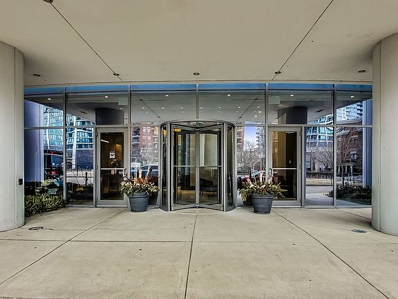 4th image of 1235 S Prairie Ave #Gu104