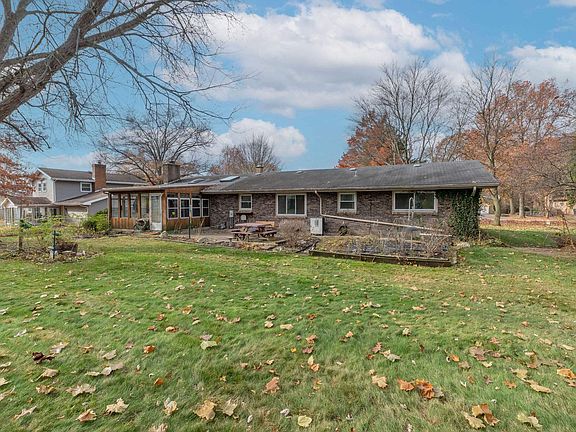 3rd image of 52170 Woodridge Dr