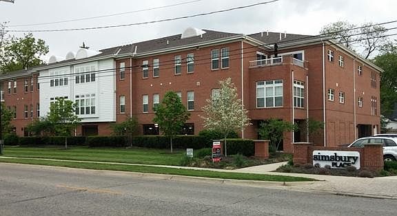 Located .9 miles from downtown Worthington and Farmers Market!