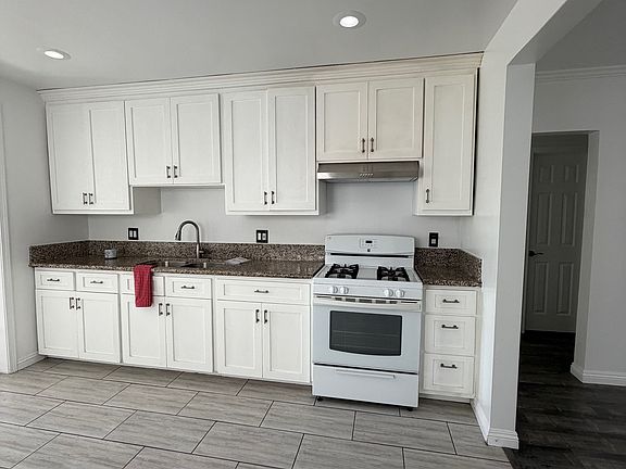 5th image of 14428 Chadron Ave