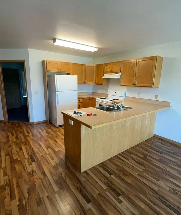 1036 Meadowview Ln N