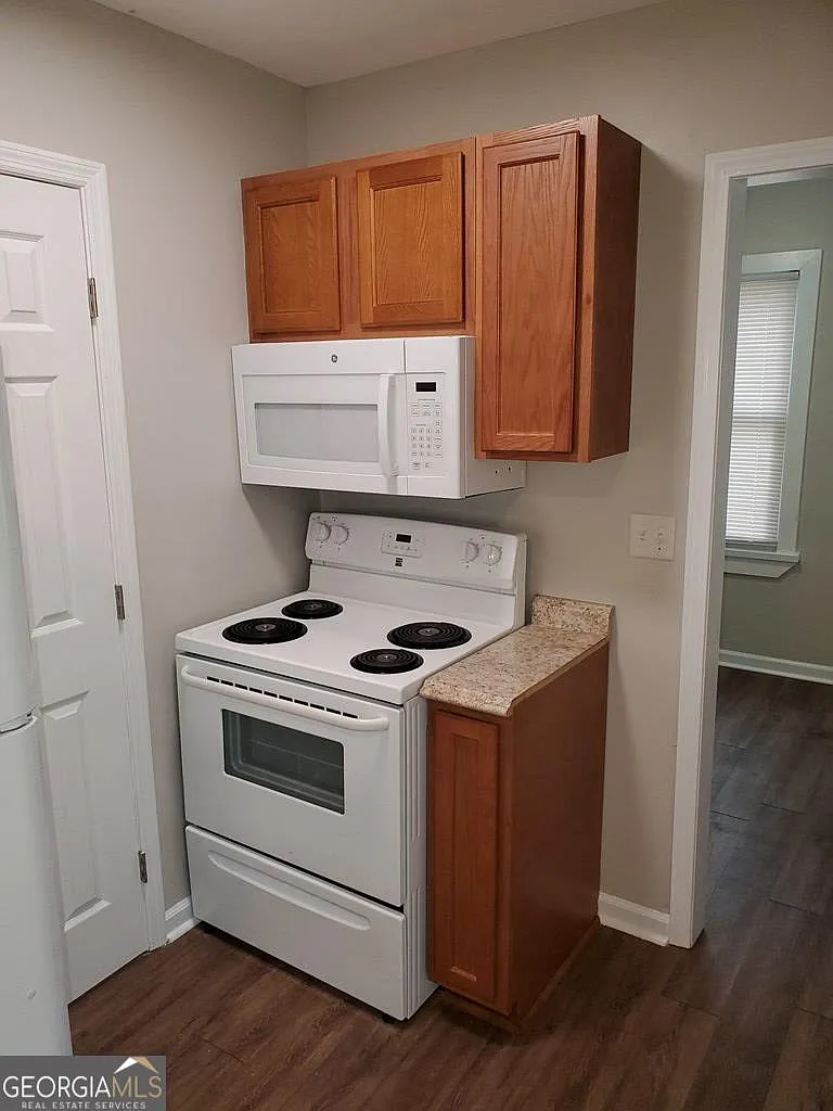 2 bed, 1.0 bath, $895 — Photo 3