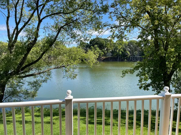 600 Laurel Lake Rd APT 4, Mequon, WI 53092