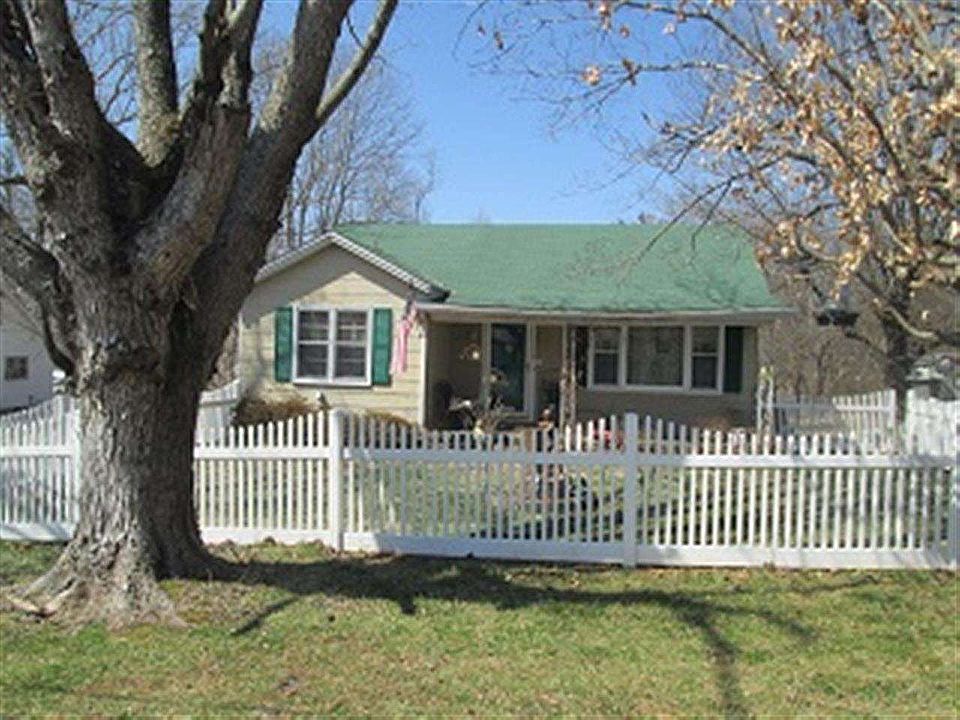 2 Bedroom 1 Bath fenced in front yard