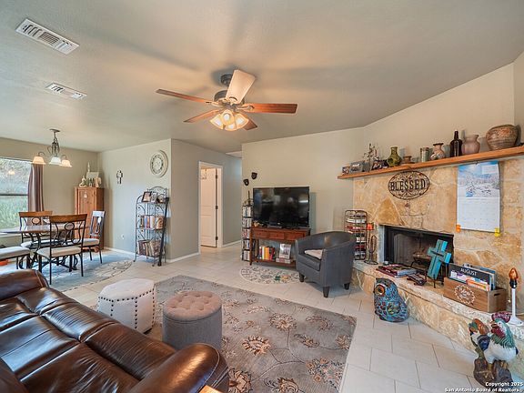 3rd image of 1619 Woodside Dr