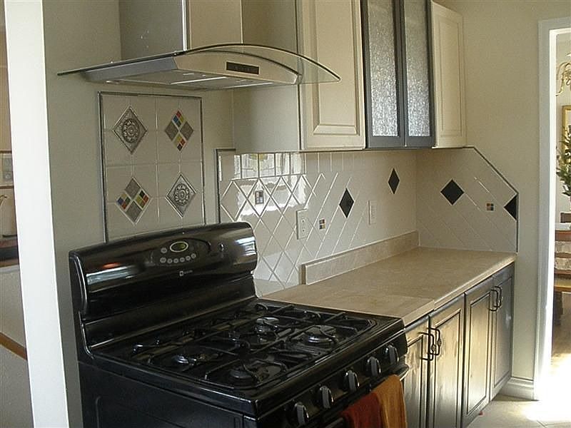 New kitchen w/ gas range & glass oven