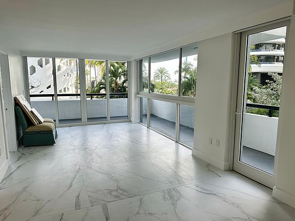 5th image of 3200 Collins Ave #1