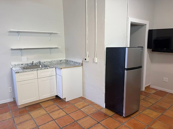4th image of 1011 Truman Ave #3