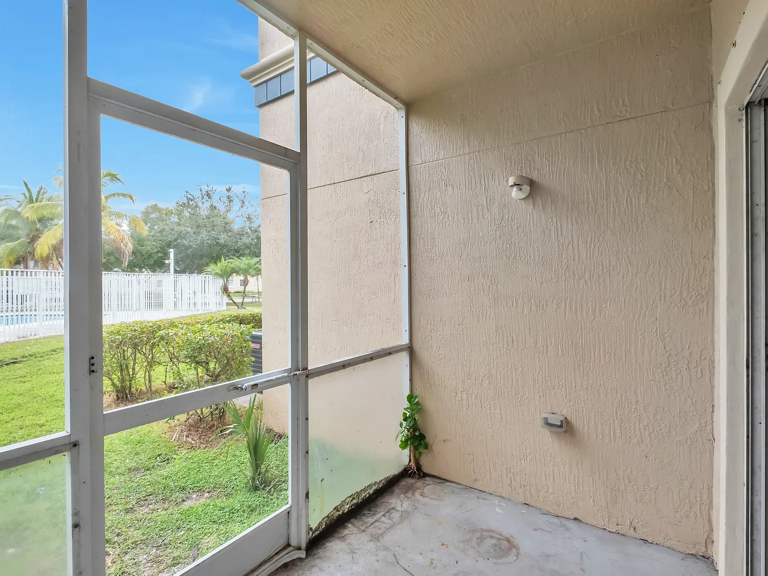 Bright and large 3/2 in WPB with patio!! — Photo 3