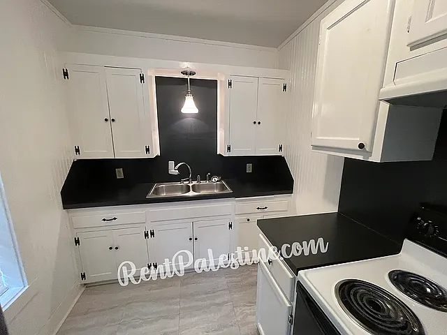 613 E Brazos St #1/2 — Photo 6