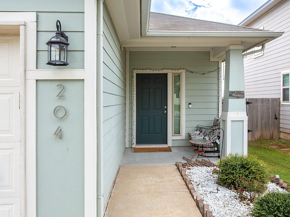 1st image of 204 Twisted Oaks Ln