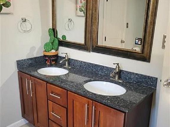 4th image of 35 E 16th St
